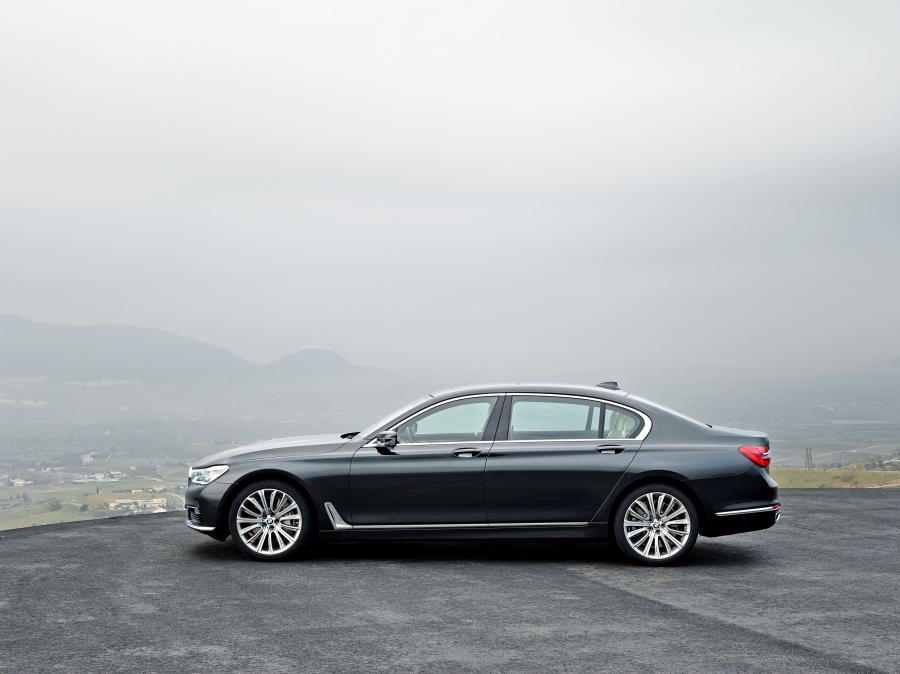  BMW 750Li xDrive 2015 года  (фото 20 из 41)